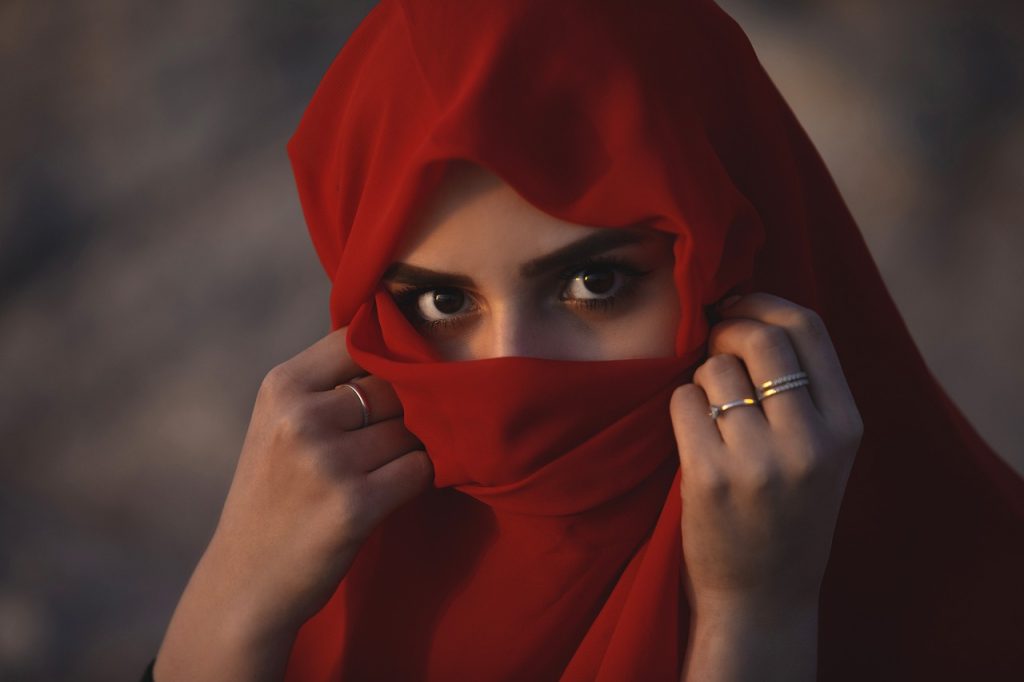 Obbliga la moglie al burqa e la picchia