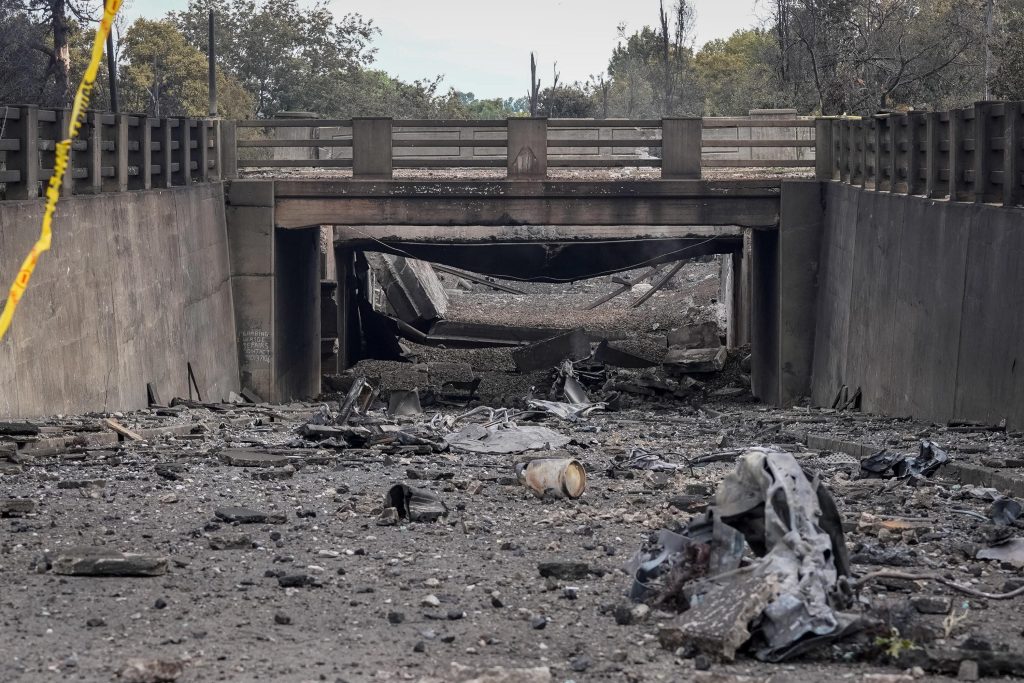 Esplosione di un camion cisterna in Sud Africa, l’ultimo bilancio è di 34 vittime EPA/Stringer