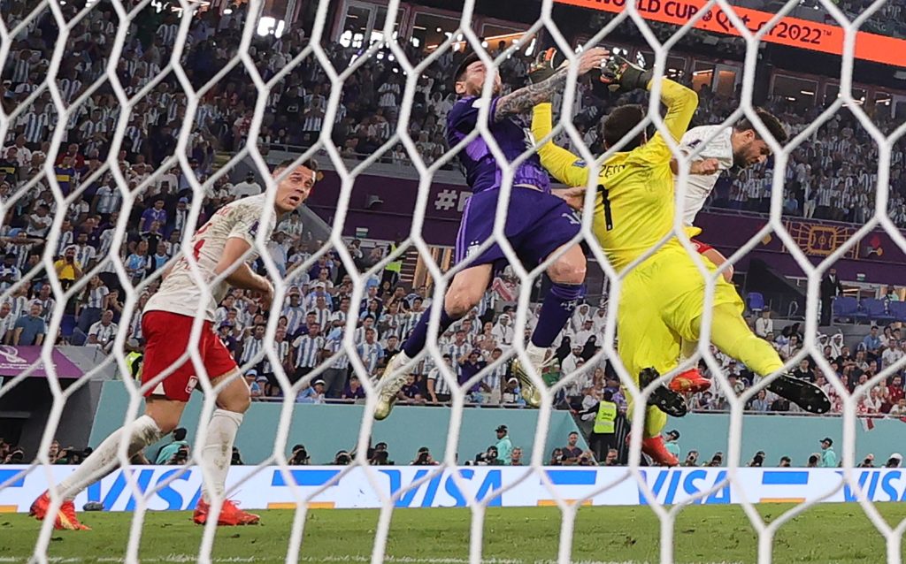 Messi e Szczesny scommettono sul rigore: il polacco perde ma para