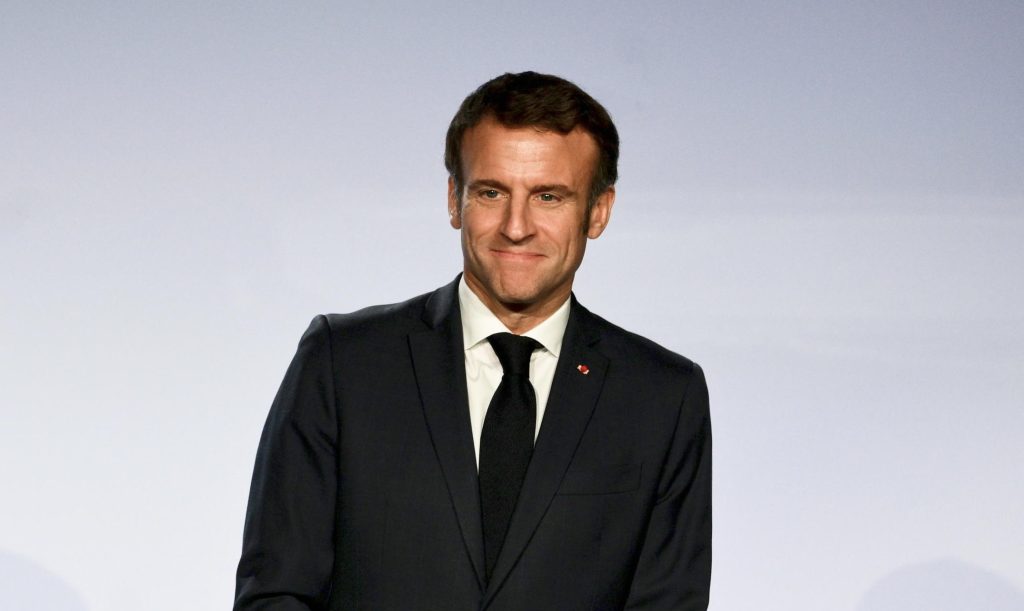 Macron annuncia: “preservativi gratis per i giovani tra i 18 e i 25 anni”