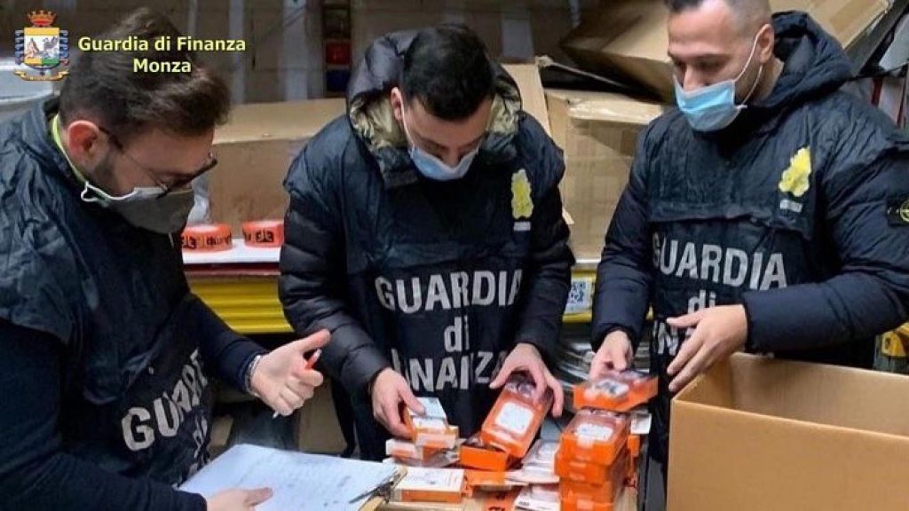 Sequestrato un milione di addobbi di Natale
