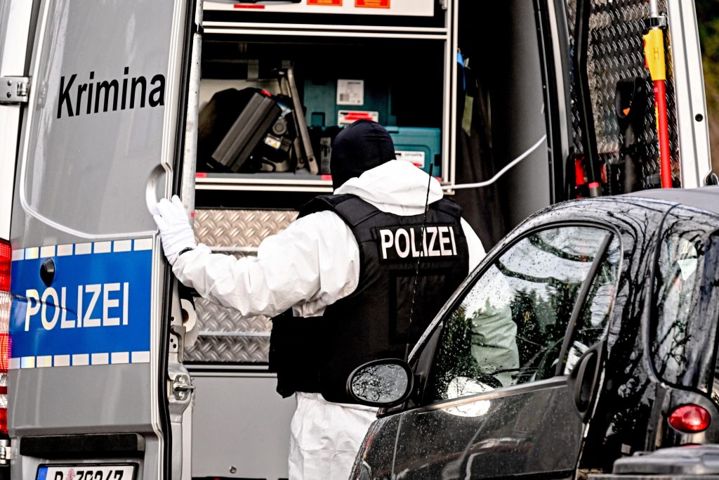 Uccide la madre e si barrica in un centro commerciale tedesco, arrestato