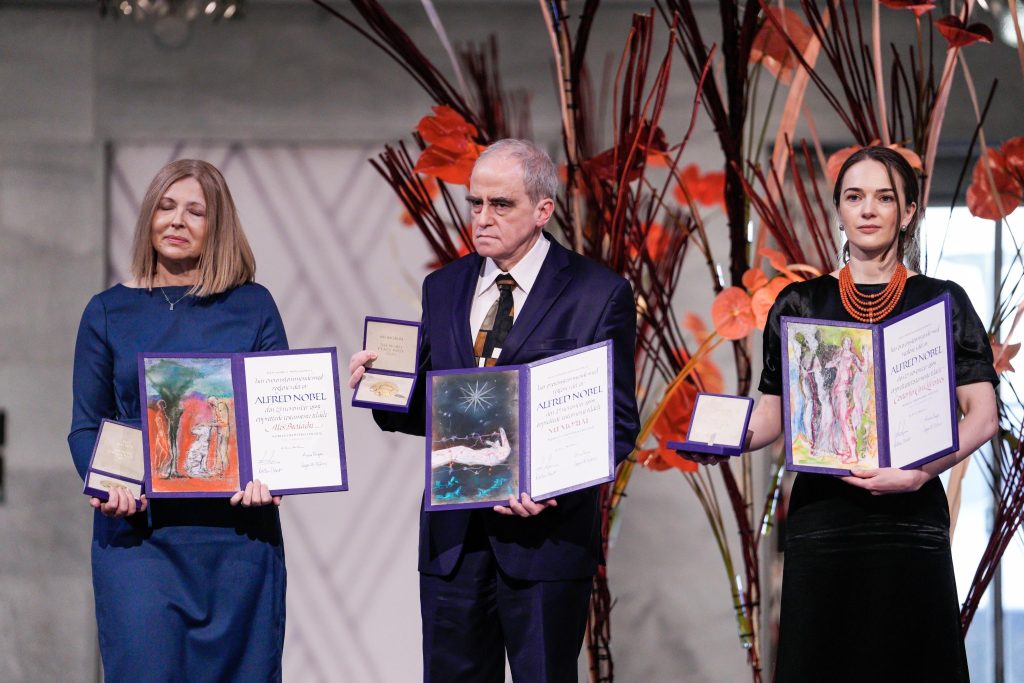 Nobel per la Pace, premiati un bielorusso e due ong, una russa e una ucraina