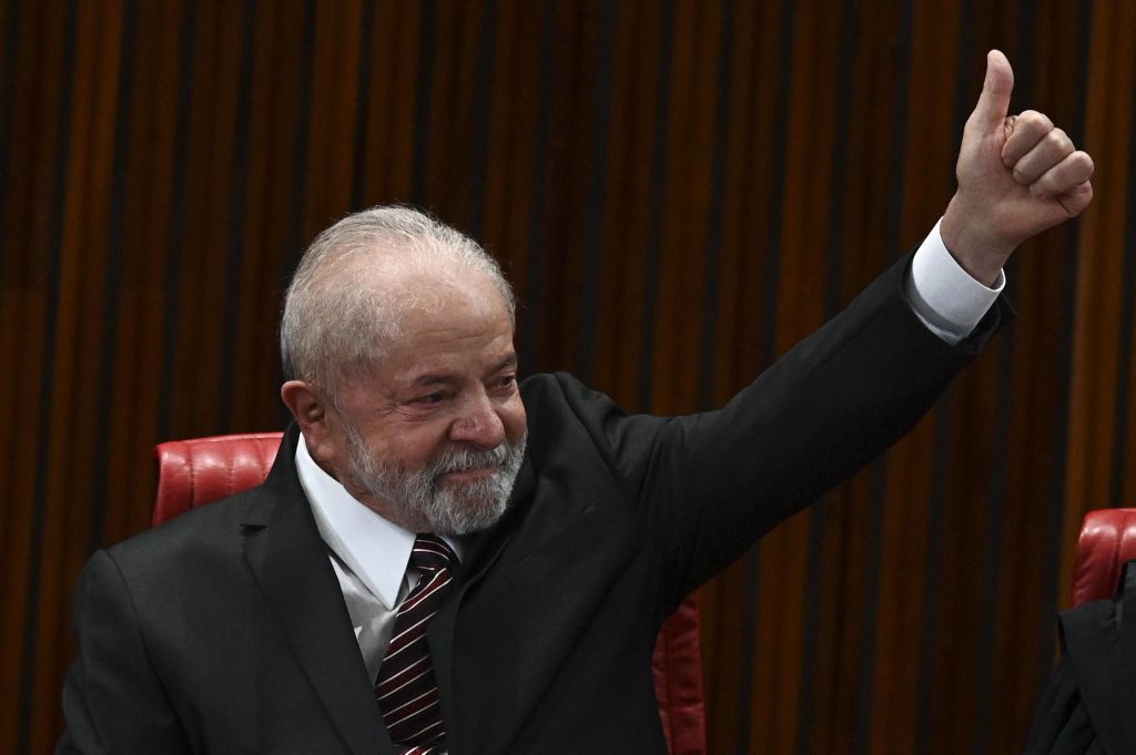 Lula riceve il certificato di presidente eletto e si commuove