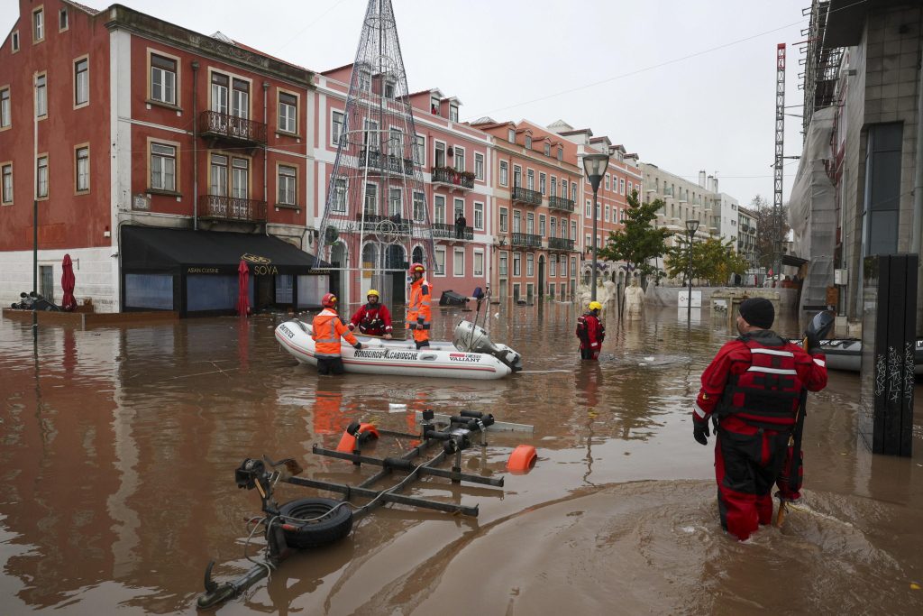 Le strade sono fiumi in Portogallo, mai così tanta pioggia