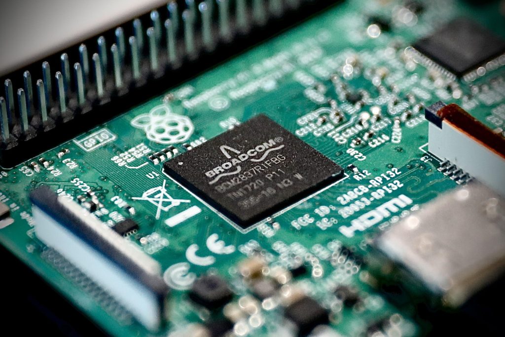 La guerra dei microchip: gli Usa sanzionano 36 aziende cinesi