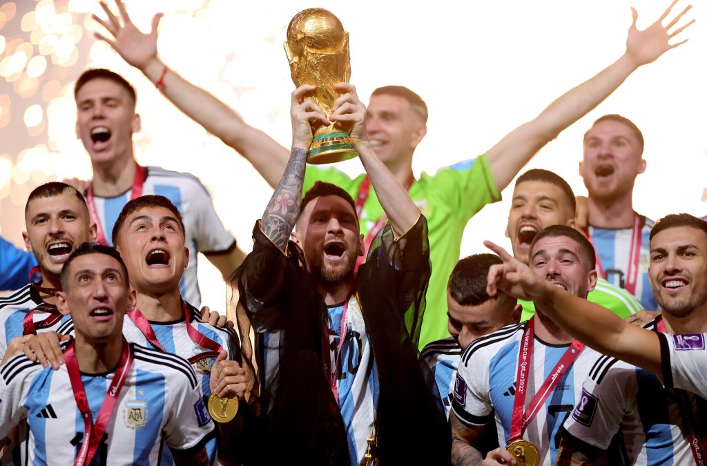 Record per la foto di Leo Messi che alza la Coppa del Mondo