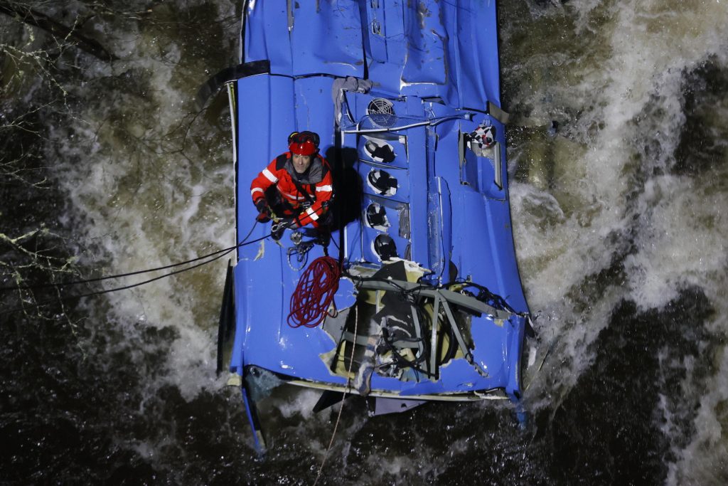 Bus cade in un fiume, 6 morti in Spagna