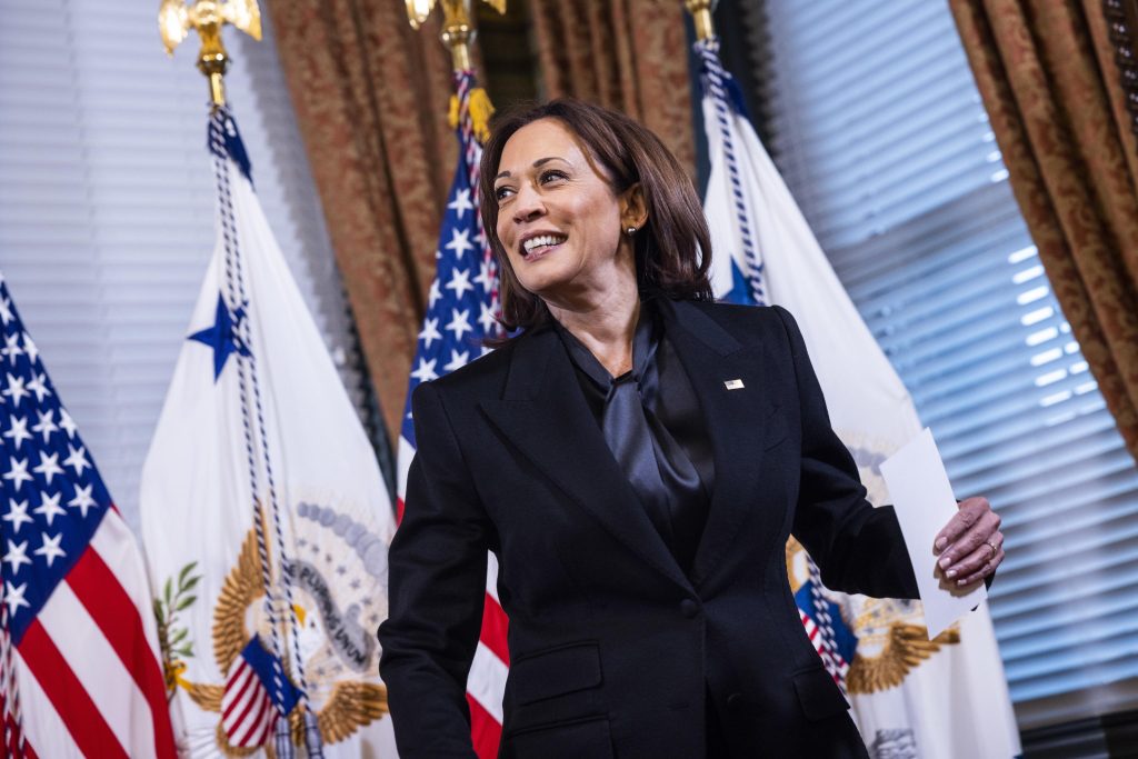 Tre bus di migranti inviati a casa di Kamala Harris