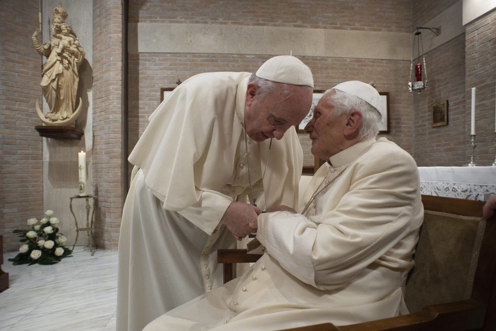 Vaticano, Ratzinger è grave ma stabile