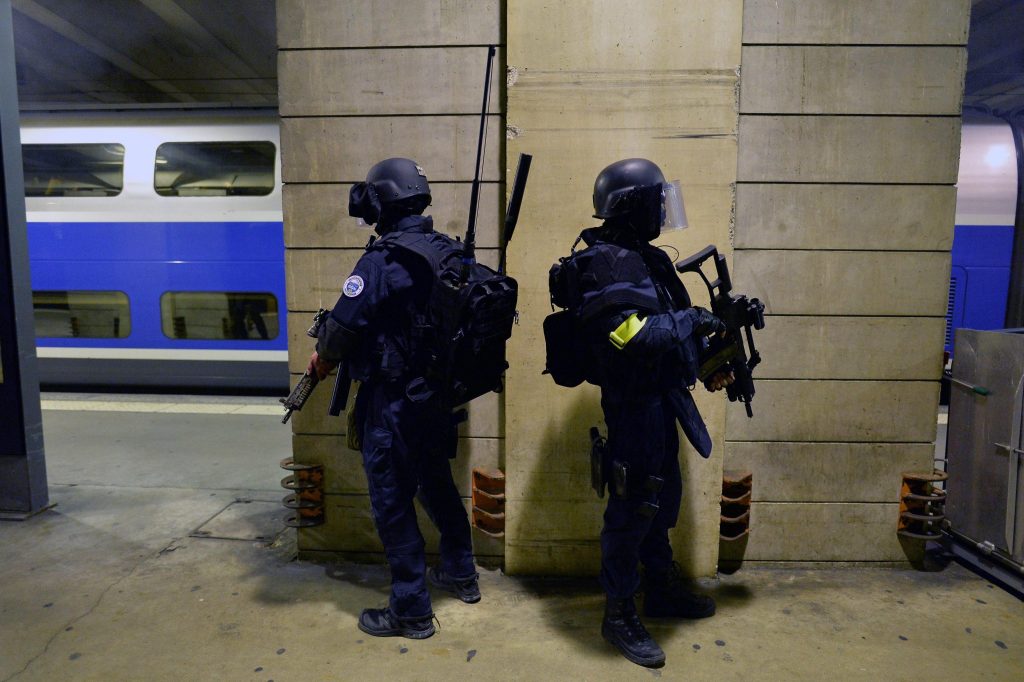 Arrestati a Parigi: volevano far esplodere la stazione di Montparnasse