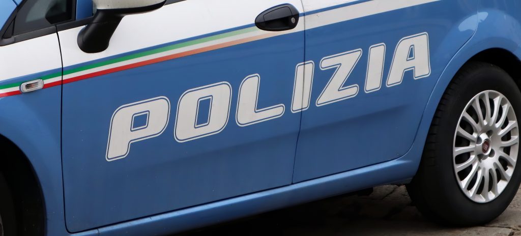 Abusi su bambini, arrestato insegnante di religione polizia trapper manette giovani