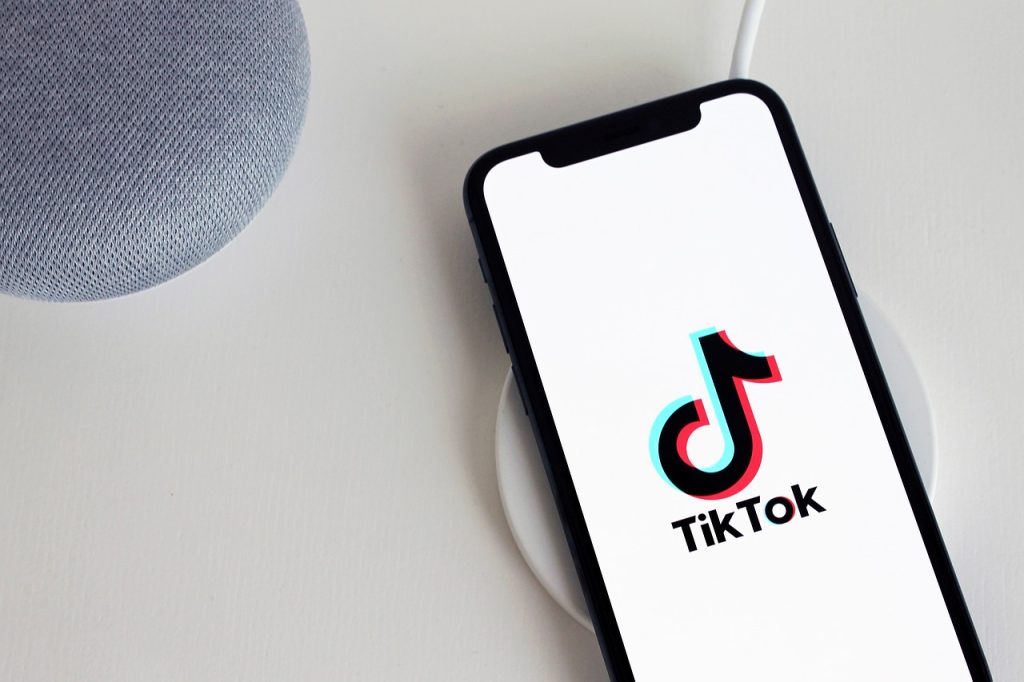 Ue ammonisce TikTok e chiede stop a “contenuti terroristici” TIKTOK