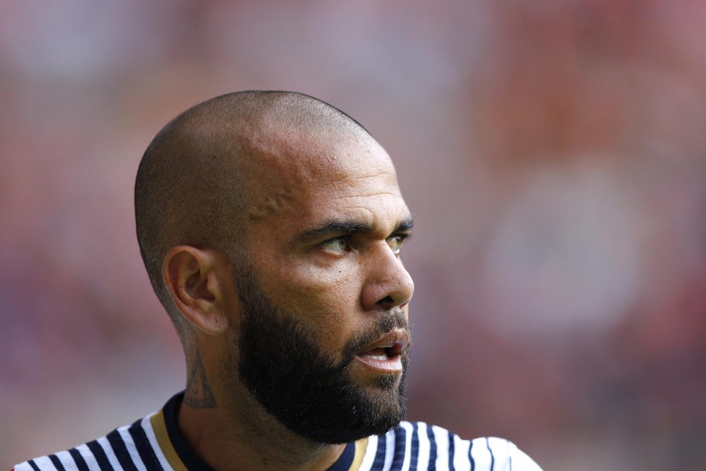 Dani Alves accusato di violenza sessuale: il calciatore nega