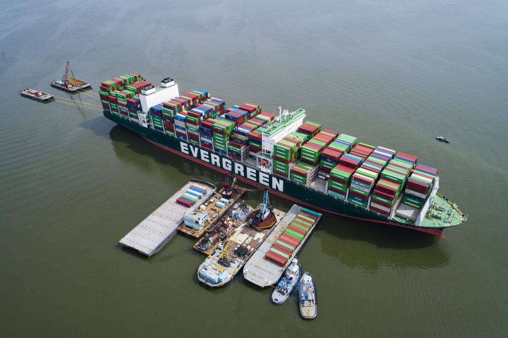 Un’altra nave si incastra a Suez