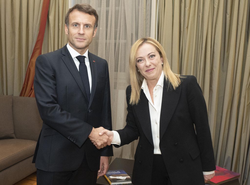 Meloni sente Macron