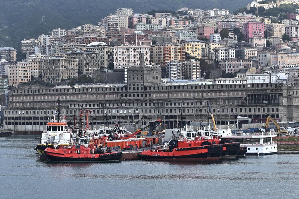 Paura a Genova, nave si inclina su un fianco