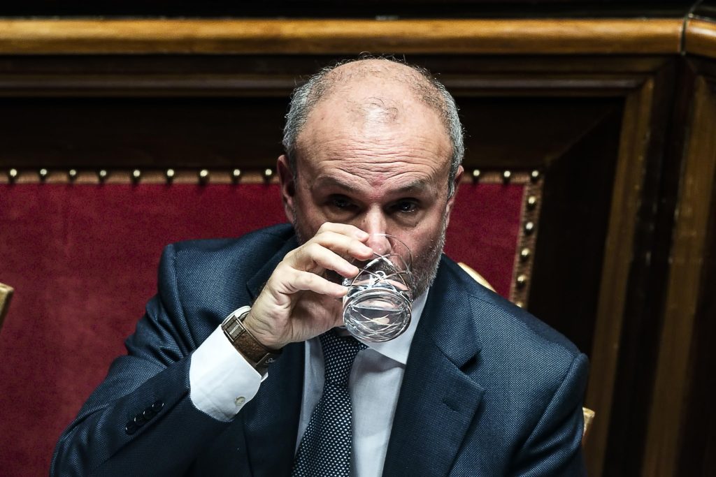 Schillaci: “no al fumo all’aperto, sì ai farmaci galenici”