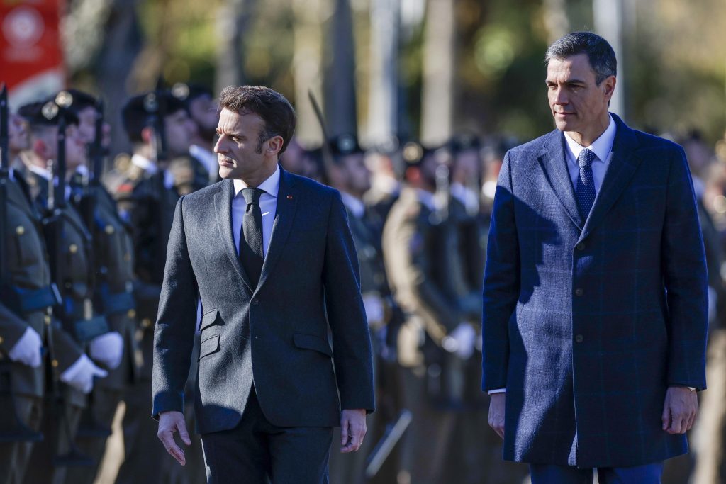 Macron incontra Sanchez a Barcellona