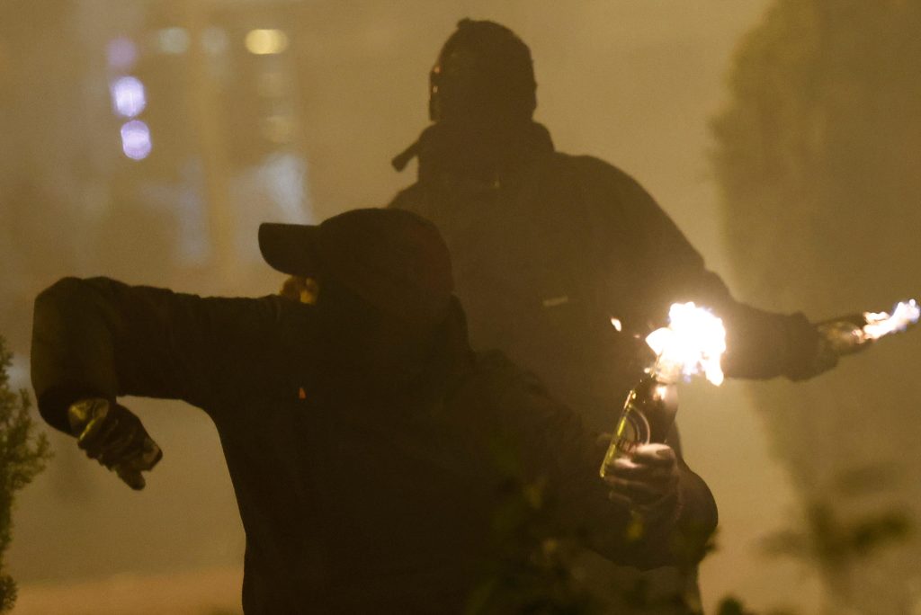Anarchici all’assalto, molotov contro distretto di Polizia