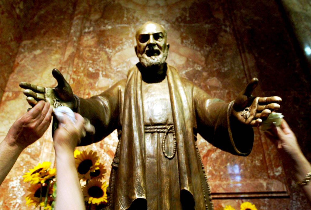 Guanto di Padre Pio trafugato, si offrono 5.000 euro al ladro