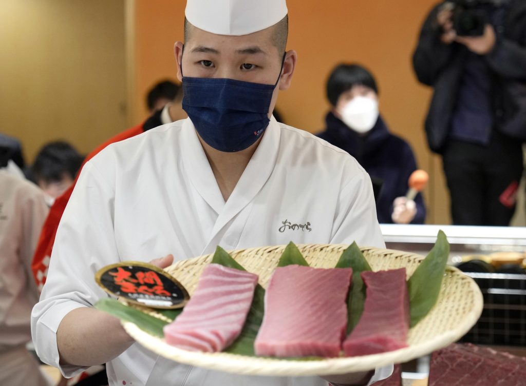 Mercato del pesce di Tokyo vola alto: tonno battuto a 257 mila euro
