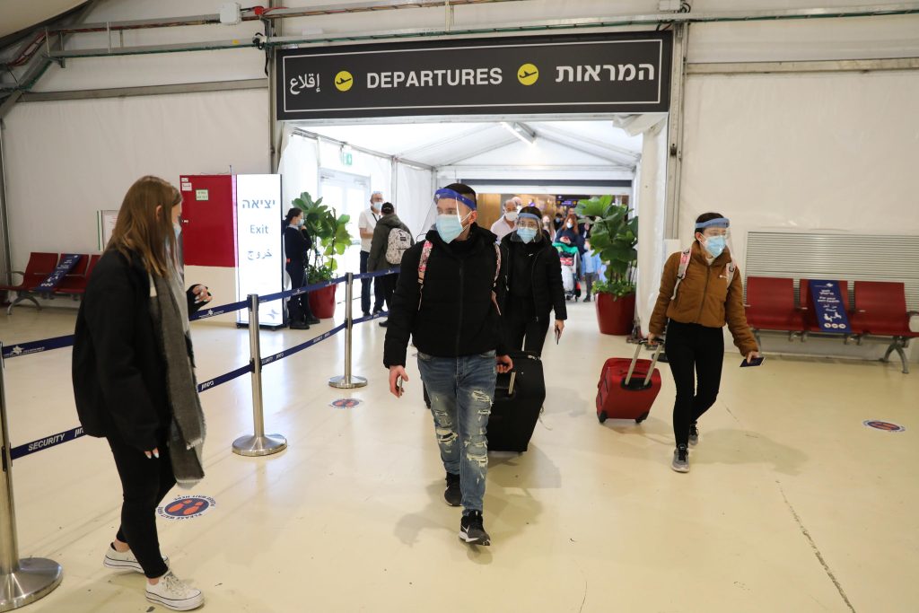 Tel Aviv, coppia di genitori si imbarca su aereo ma lascia il figlio a terra