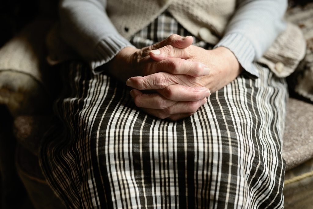 Si fingono postini per poi picchiarla e rapinarla