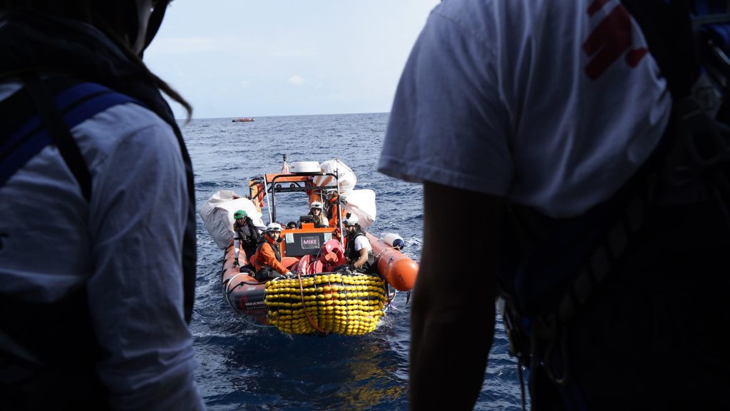 Migranti, 8 cadaveri a bordo di un barcone