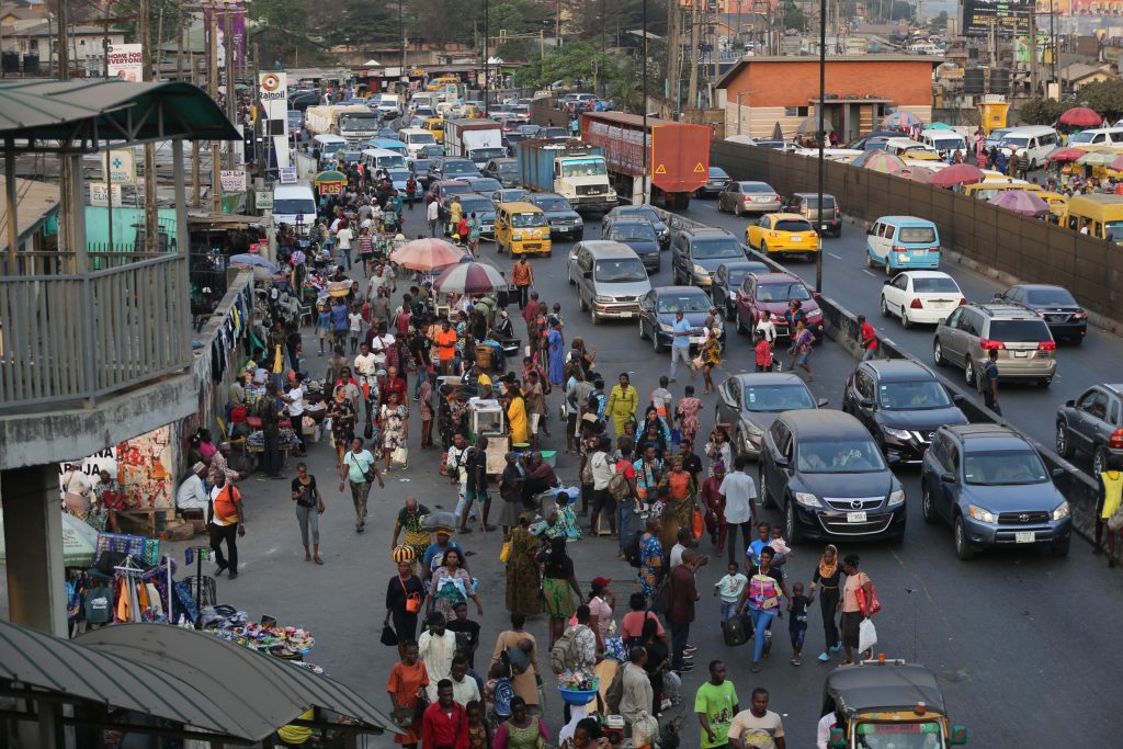Scene caotiche ai bancomat, la Nigeria ferma le nuove banconote