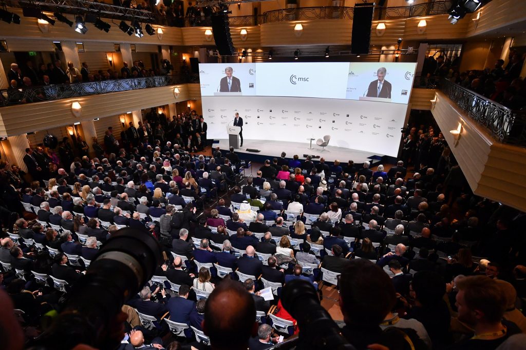 Monaco contro Golia, Macron: “non è l’ora del dialogo”