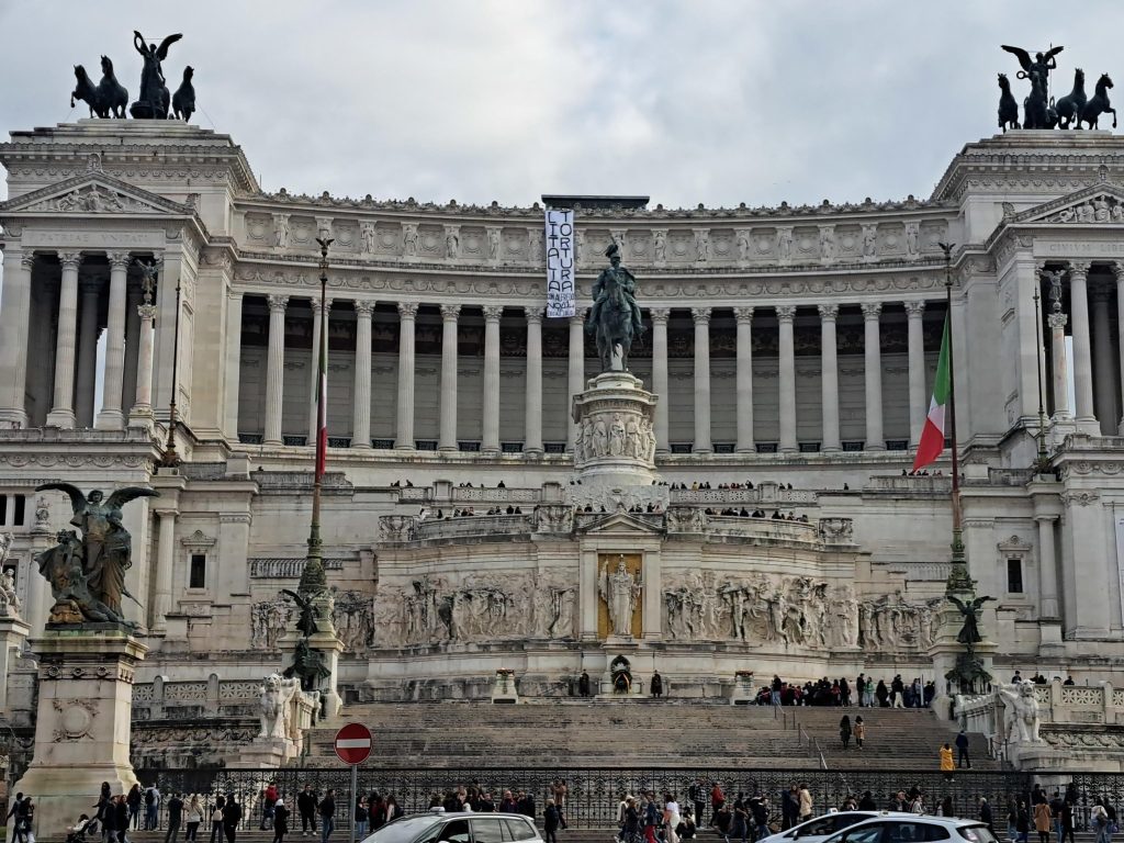 Striscione su Altare della Patria per Cospito, Fontana: “identificare i responsabili”