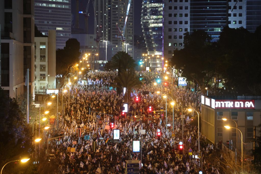 Scontri in piazza a Tel Aviv
