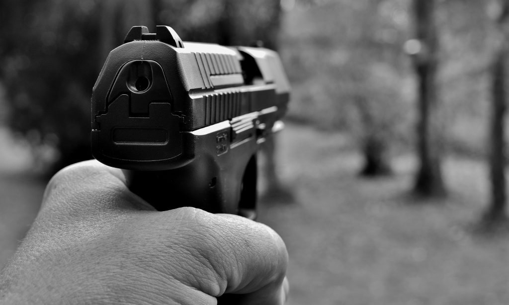 Poliziotto spara a 19enne per vendicare il figlio