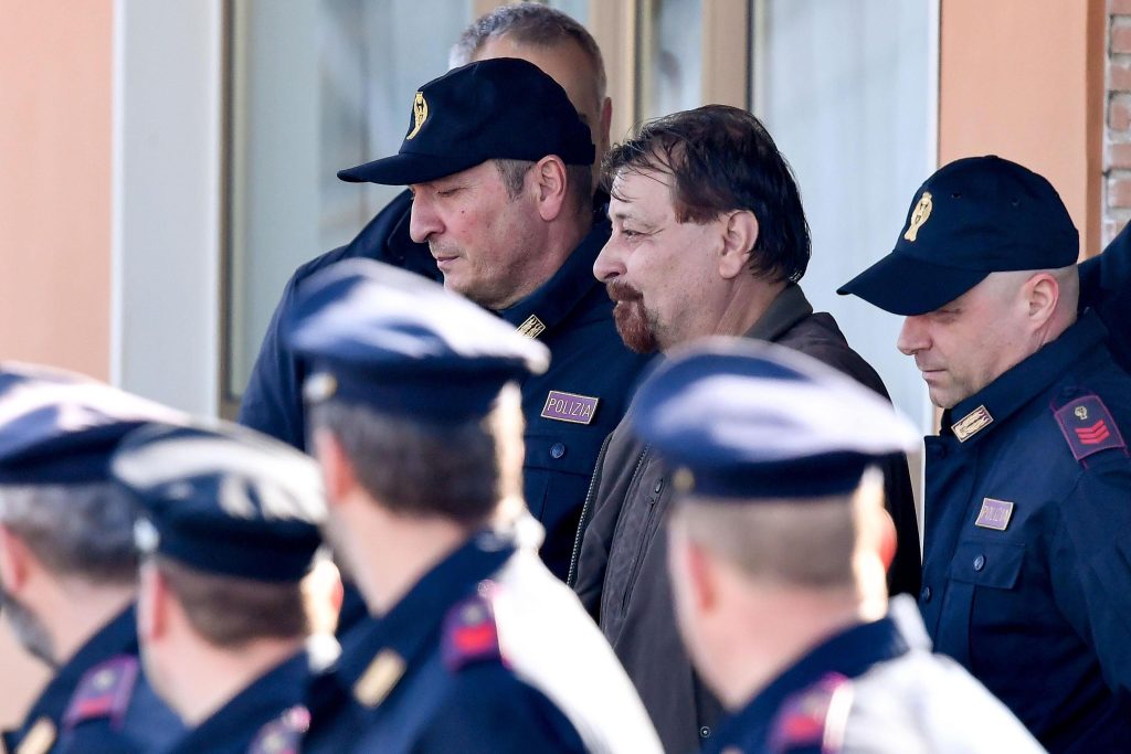 Cesare Battisti: “in carcere mi negano il quartino di vino”