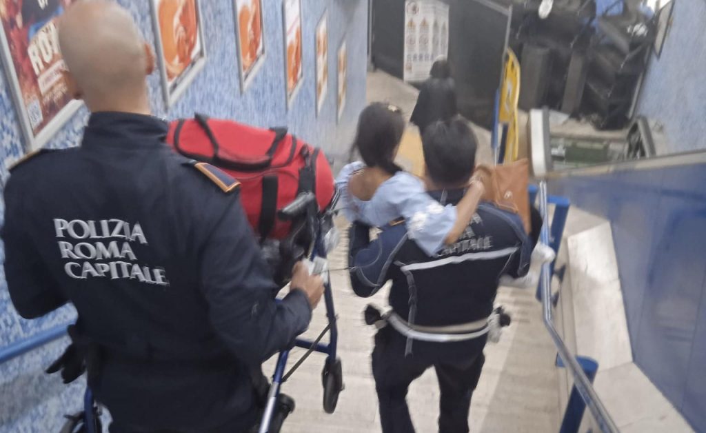 Turista disabile bloccata nella metropolitana di Roma: polemiche e repliche