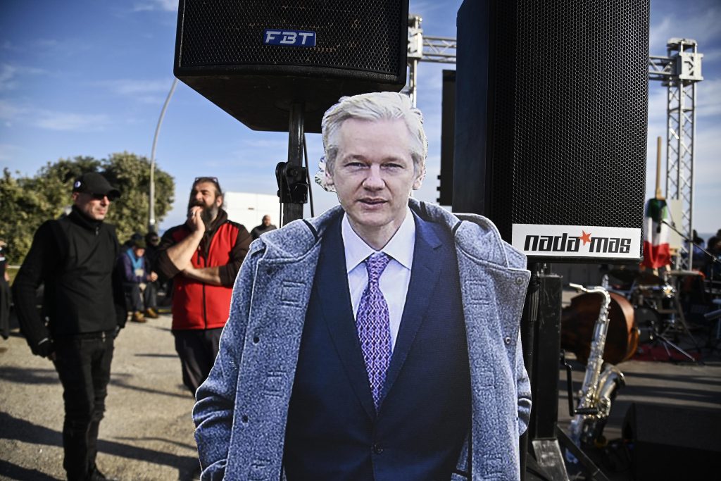 Assange “pericolosamente vicino” all’estradizione