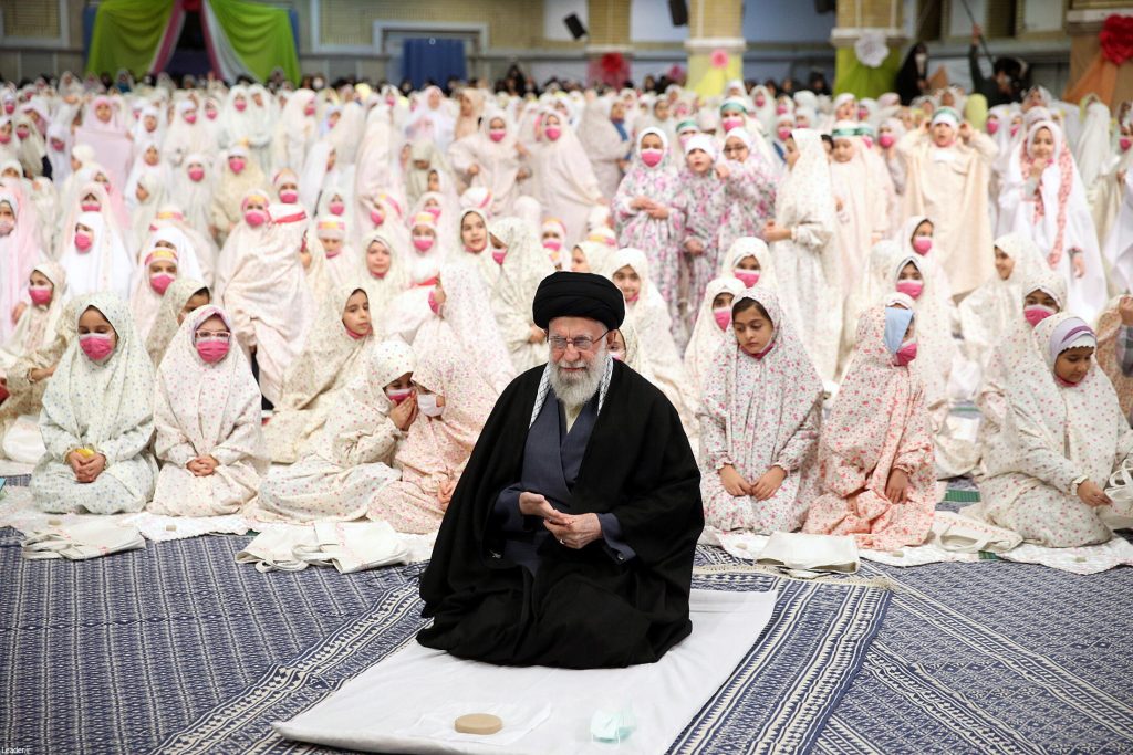 Avvelenamenti in Iran, insegnanti in corteo