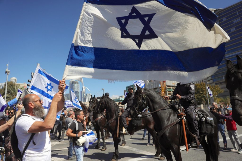 Netanyahu vola a Roma ma nel Paese le proteste impazzano