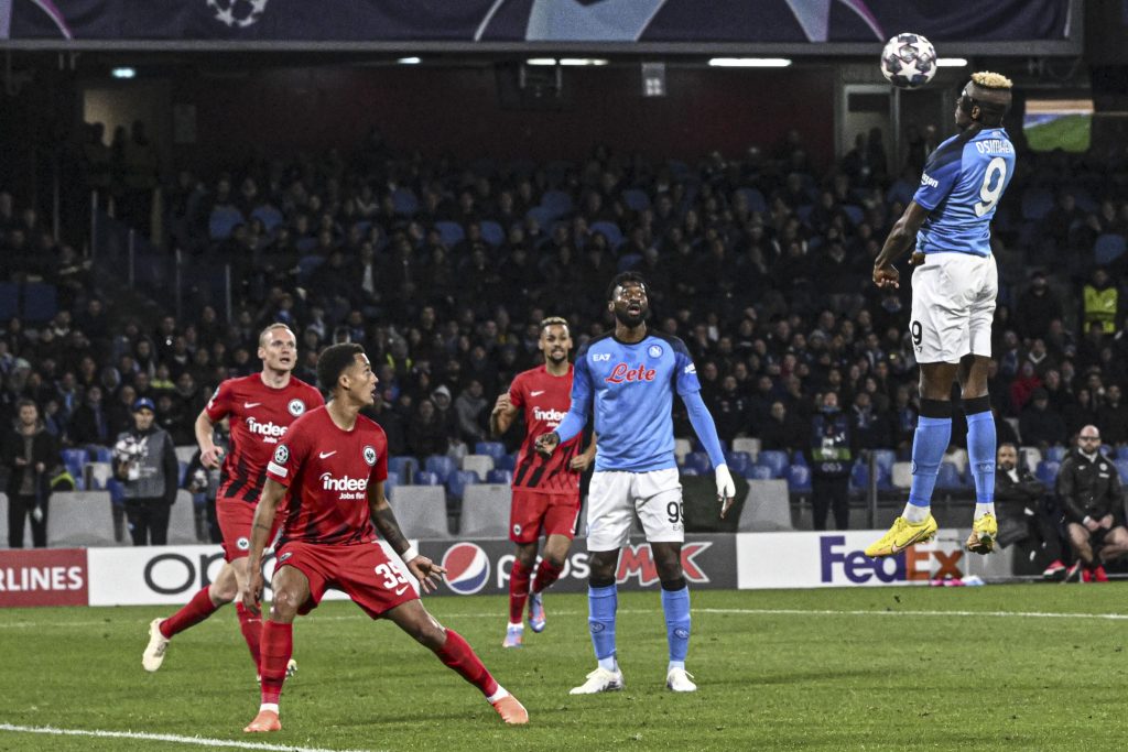 Champions League, il Napoli batte l’Eintracht e vola ai quarti