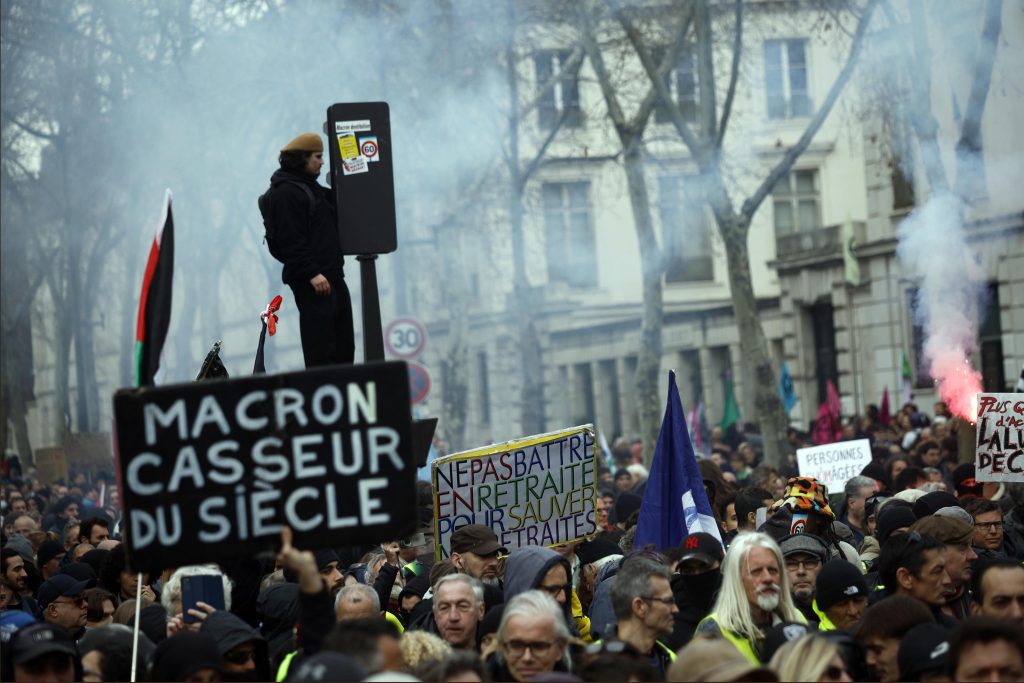 Scontri in Francia sulle pensioni dopo la mossa di Macron