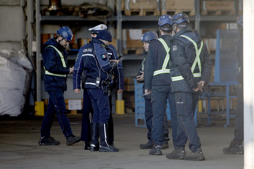 Napoli, muore operaio travolto dai tubi