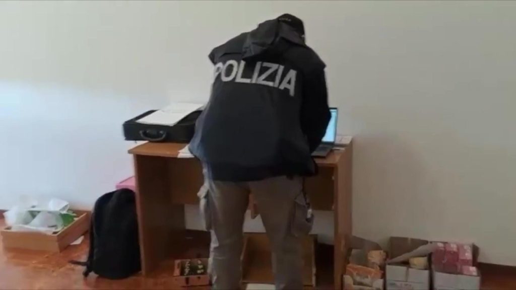 Profili falsi per truffare donne sole, 8 arresti