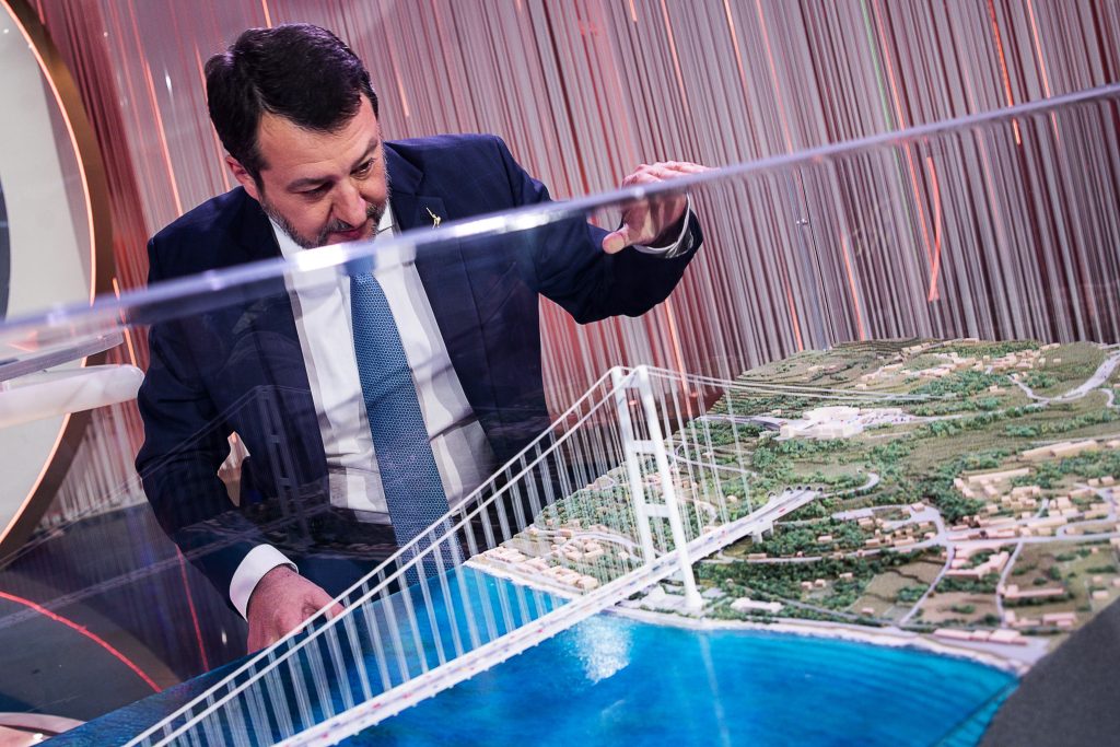 Salvini mostra il plastico del Ponte sullo Stretto