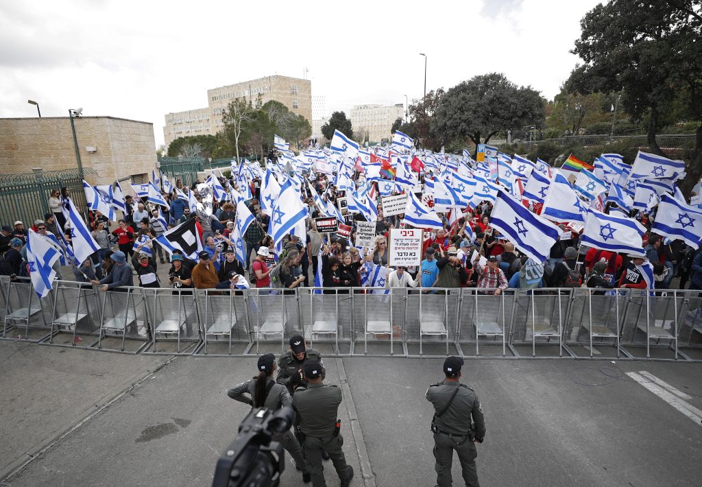 Proteste in Israele, chiudono le ambasciate nel mondo