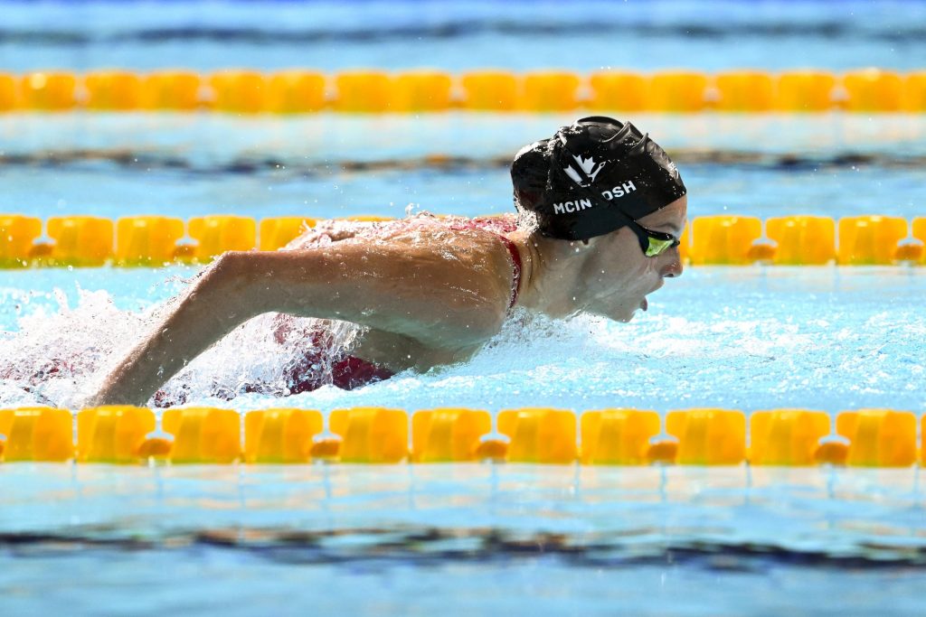 Nuoto, McIntosh firma nuovo record mondiale a 16 anni