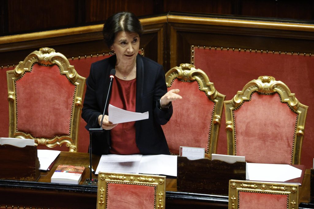 Coppie omogenitoriali, Roccella dice no all’incontro con i sindaci