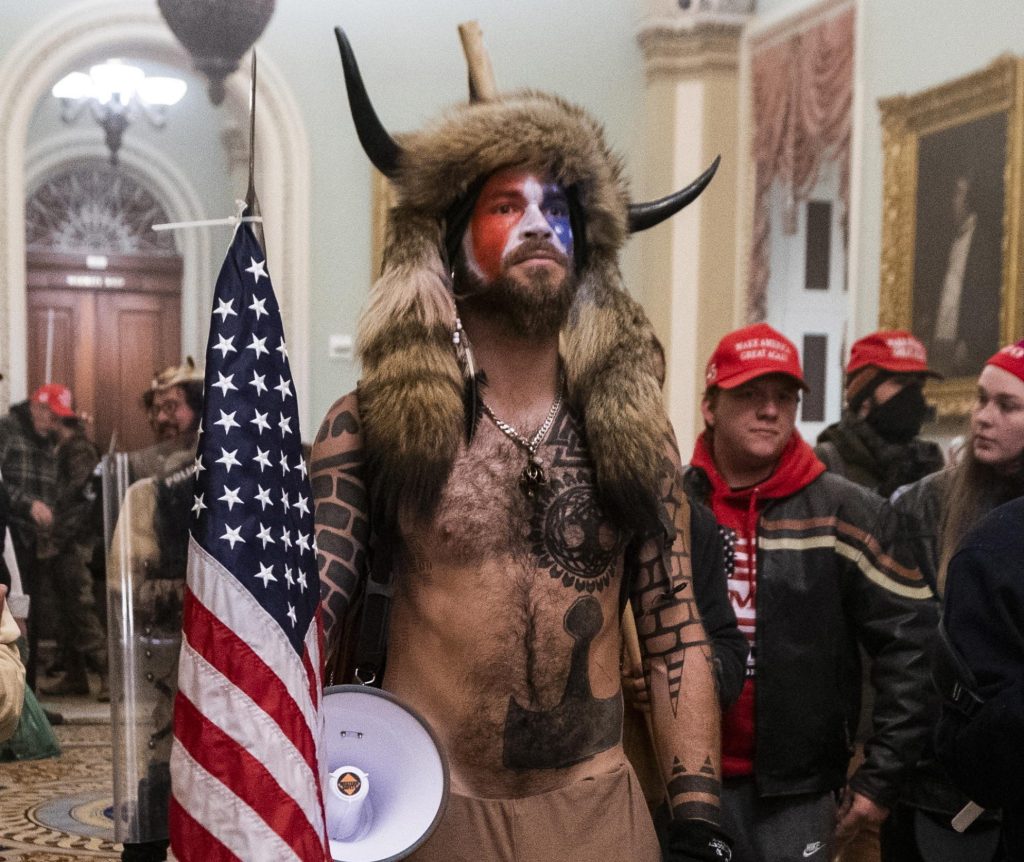 Scarcerato lo Sciamano che assaltò Capitol Hill