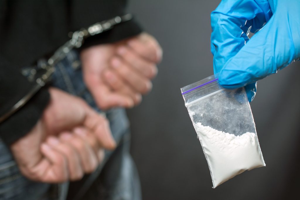 Dava cocaina al figlio 17enne, 8 misure per spaccio