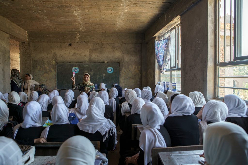 A Kabul chiude la biblioteca delle donne afghane, tolta anche questa libertà